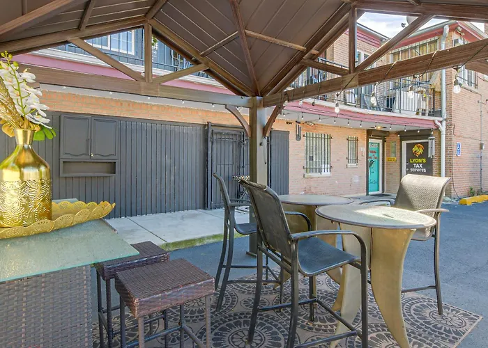 South Side W/ Gated Parking Apartment *