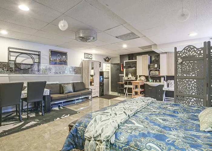 South Side W/ Gated Parking Apartment *
