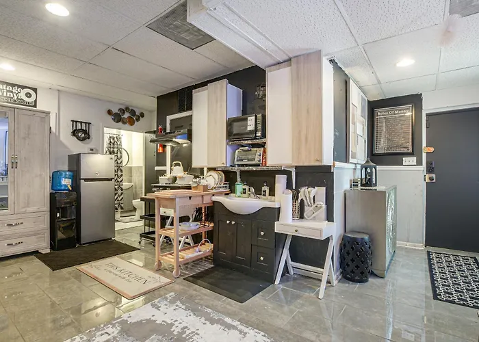 South Side W/ Gated Parking Apartment