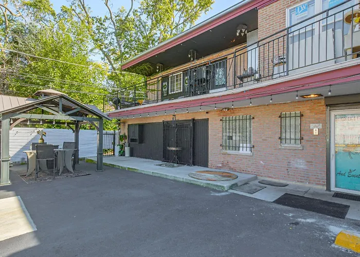 Apartment South Side W/ Gated Parking
