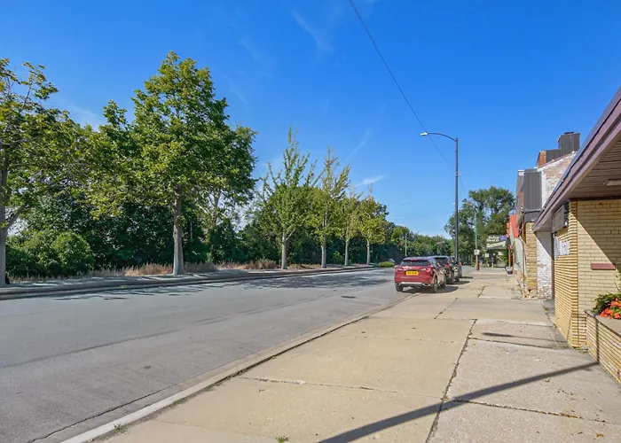 South Side W/ Gated Parking