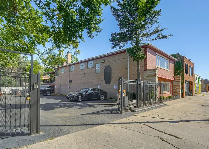 South Side W/ Gated Parking Apartment *
